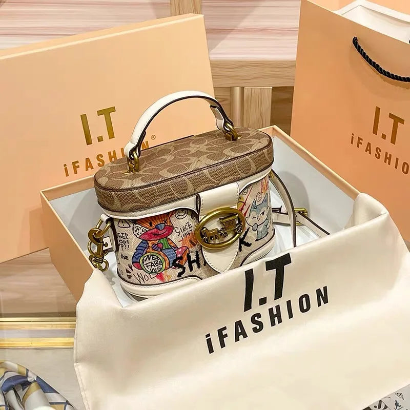 The Carriage Chain Bag — Retro Luxe Shoulder Bag
